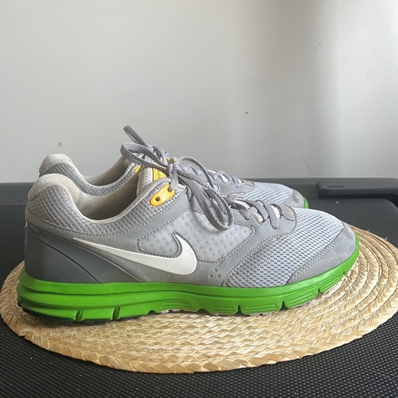 Nike Livestrong Sneakers Size 9.5 - Picture 4 of 9